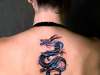 Тату дракон между лопаток
