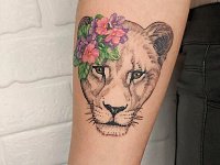 Тату львица с цветами
