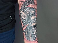 Тату в стиле биомеханика на предплечье