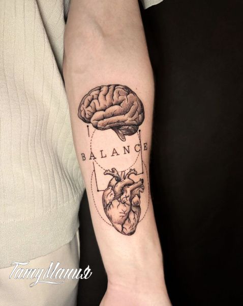 Тату мозг,сердце и надпись balance