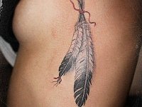 Татуировка перо на ребрах