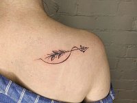 Тату стрела на лопатке