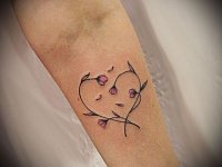 Тату сердце из цветов