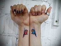 Парная тату попугаи