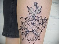 Тату пион в треугольнике