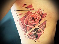 Тату роза на ребрах