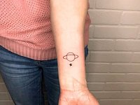 Тату планета на руке