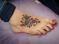 тату розы контурные на стопе