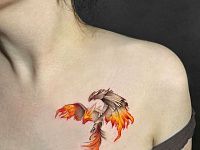 Тату феникс на ключице