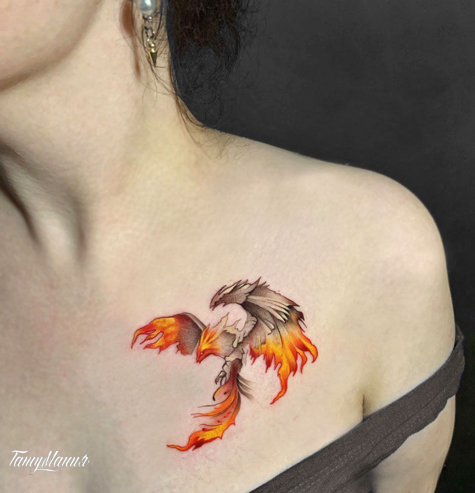 Тату феникс на ключице