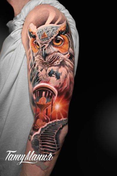 Тату филин и песочные часы