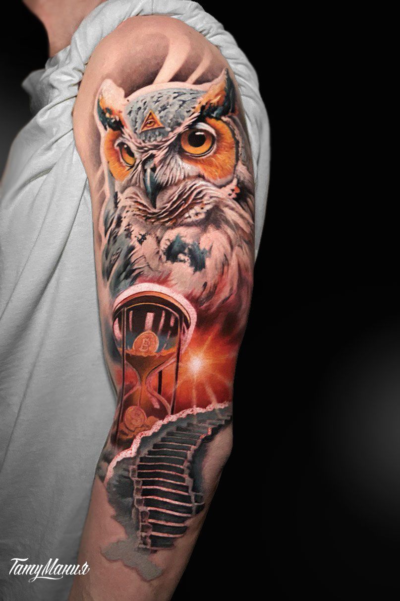 Тату филин и песочные часы