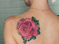 Тату роза на лопатке