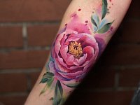 Тату пион на руке