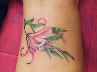 небольшая реалистичная тату лилия