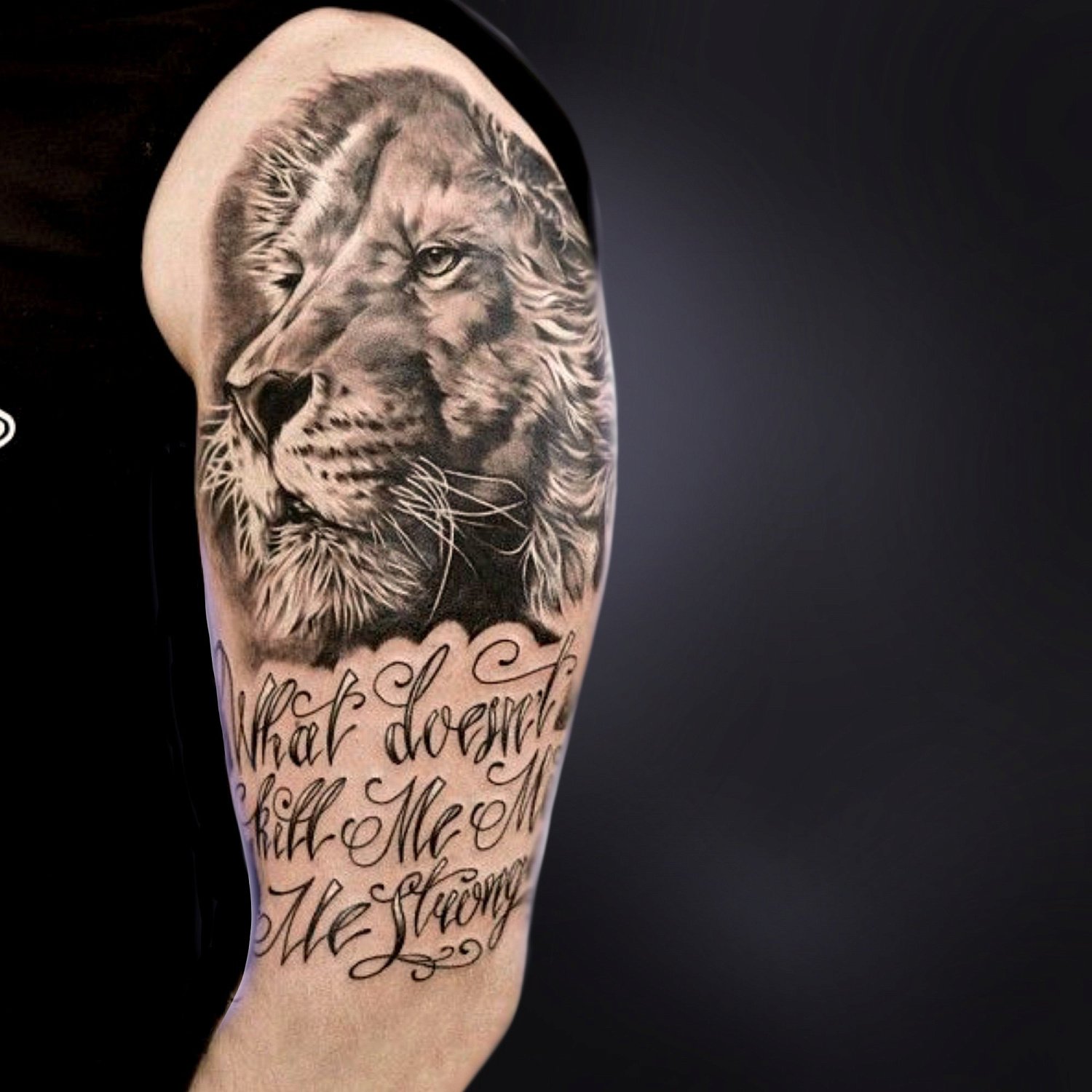 татуировка лев и надпись