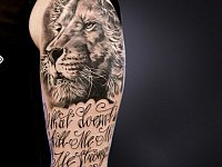 татуировка лев и надпись