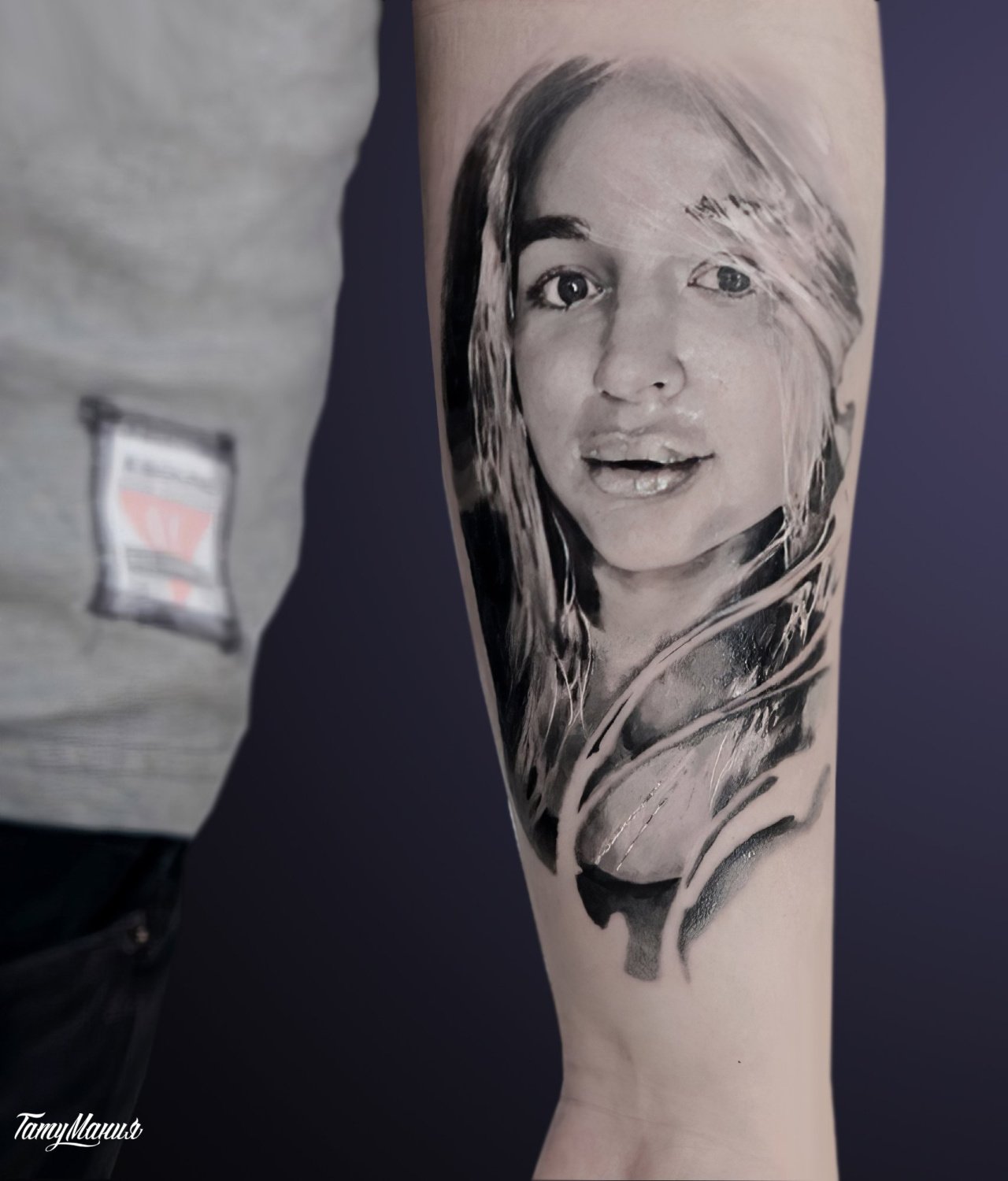 Татуировка черно-белый портрет девушки 