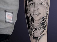 Татуировка черно-белый портрет девушки 