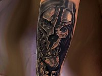 Тату биомеханика с черепом