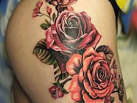 Тату розы на бедре