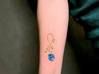 Тату роза минимализм на руке