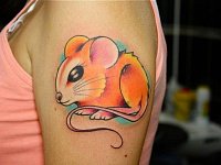 Татуировка мышь на плече