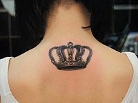 тату корона у основания шеи