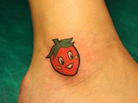 Небольшая тату клубничка