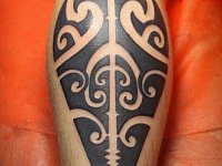 Тату полинезийский орнамент на ноге