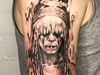 Тату шаманка и вегвизир