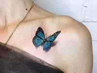 Татуировка бабочка на ключице