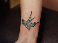 Тату на запястье олд скул ласточка