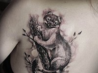 Тату соболь на лопатке