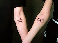 Парная тату бесконечность и стрелы