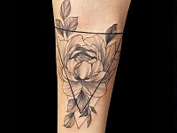 Татуировка пион в треугольнике