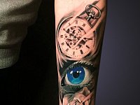 Тату глаз с часами и розой