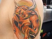 Тату бык на плече
