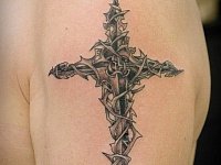 тату обвитый ветвями крест
