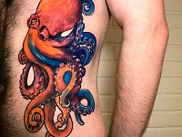 Тату осьминог на боку