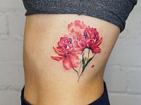 Тату пионы на ребрах