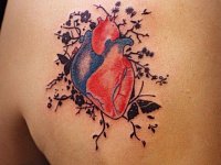Тату в виде сердца на лопатке