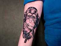 Тату обезьяна с крестом