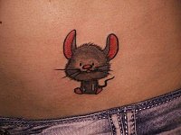 Тату мышка на животе у девушки