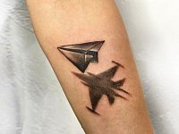 Тату бумажный самолет с тенью