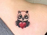 Тату панда с сердцем