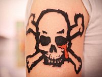 Тату череп знак опасности