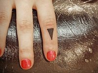 Тату на указательном пальце знак