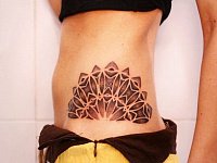 Тату на бедре