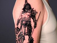 Татуировка рыцарь на плече
